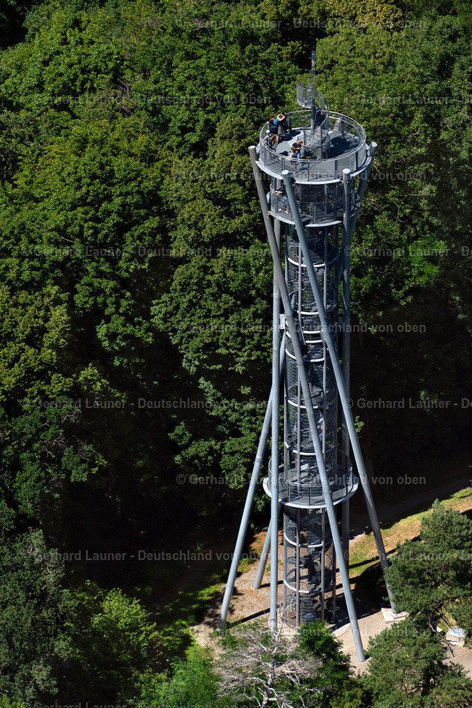 4033114 | FREIBURG IM BREISGAU 30.06.2020 Aussichtsturm Schloßbergturm auf dem Schlossberg, dem Hausberg von Freiburg im Breisgau im Bundesland Baden-Württemberg. // Observation tower Schlossbergturm in Freiburg im Breisgau in the state Baden-Wurttemberg. Foto: Gerhard Launer