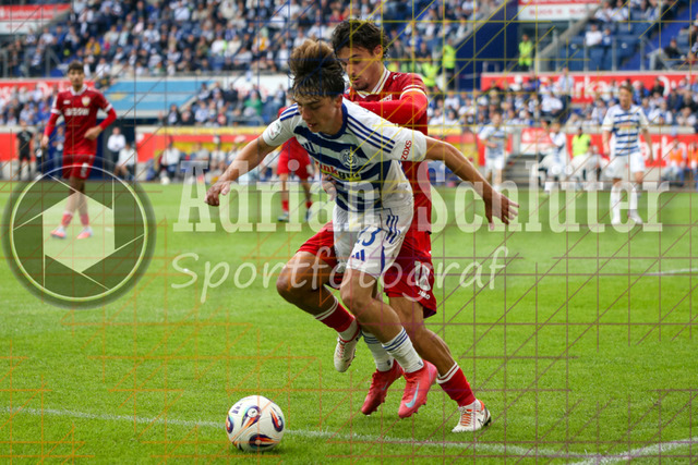 MSV Duisburg vs VfB Stuttgart II - 3. Liga | Duisburg, Deutschland, 02.08.25:   Jan-Simon Symalla (MSV Duisburg) und Leny Romo Meyer (VfB Stuttgart II) im Kampf um den Ball waehrend des Spiels der 3. Liga MSV Duisburg vs VfB Stuttgart II in der schauinsland-reisen-arena(Foto von Brauer-Fotoagentur / Adrian Schlueter)