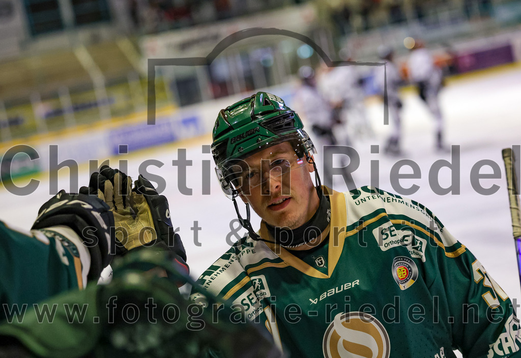 2025-11-25_096_TSV_Erding_gegen_EHF_Passau_Black_Hawks | Erding, Deutschland, 25.11.2025:Eishockey, Oberliga Süd 2025 / 2026, 20. Spieltag, TSV Erding gegen EHF Passau Black Hawks, Endergebnis: 2:3 n.V.Thomas Matheson (Erding Gladiators, #37)Foto: Christian Riedel / fotografie-riedel.net