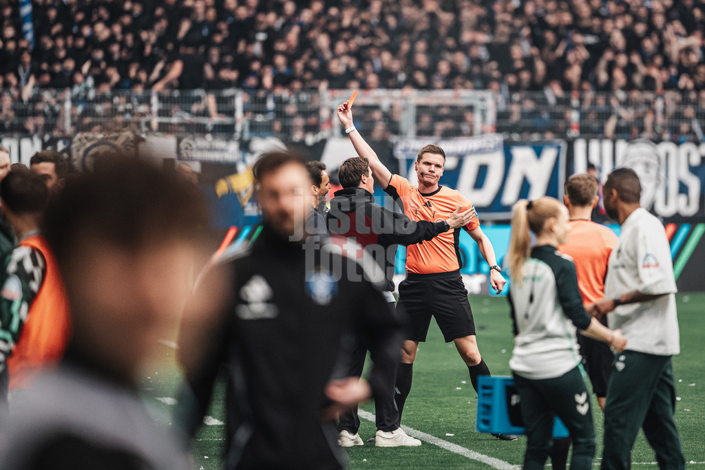 Fußball | Männer | Saison 2025/2026 | 1. Fußball-Bundesliga | 30. Spieltag | SV Werder Bremen vs. Hamburger SV | 18.04.2026 | Schiedsrichter Florian Exner zeigt eine rote Karte richtung HSV Bank