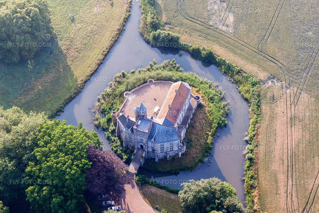 Aerial view: Buildings and castle park facilities of the moated castle of Tilques in Tilques in the state Pas de Calais, France. – Photo: IMG_58917.jpg taken on 07/22/2013 by Werner Riehm/FLY-FOTO.com – Resolution of the original: 3339 x 2226 px
