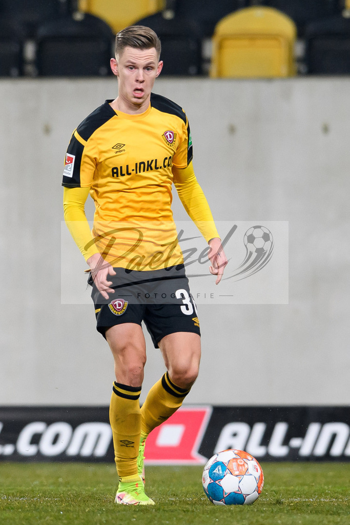 SGDHSV20220114_119 | Fussball, Herren: Julius Kade (SG Dynamo Dresden) in Aktion, am Ball, Einzelaktion bei dem Spiel der 2. Bundesliga zwischen SG Dynamo Dresden und Hamburger SV im Rudolf-Harbig-Stadion am 14.01.2022 in Dresden, Deutschland.DFB / DFL REGULATIONS PROHIBIT ANY USE OF PHOTOGRAPHS AS IMAGE SEQUENCES AND/OR QUASI-VIDEO. - Realisiert mit Pictrs.com
