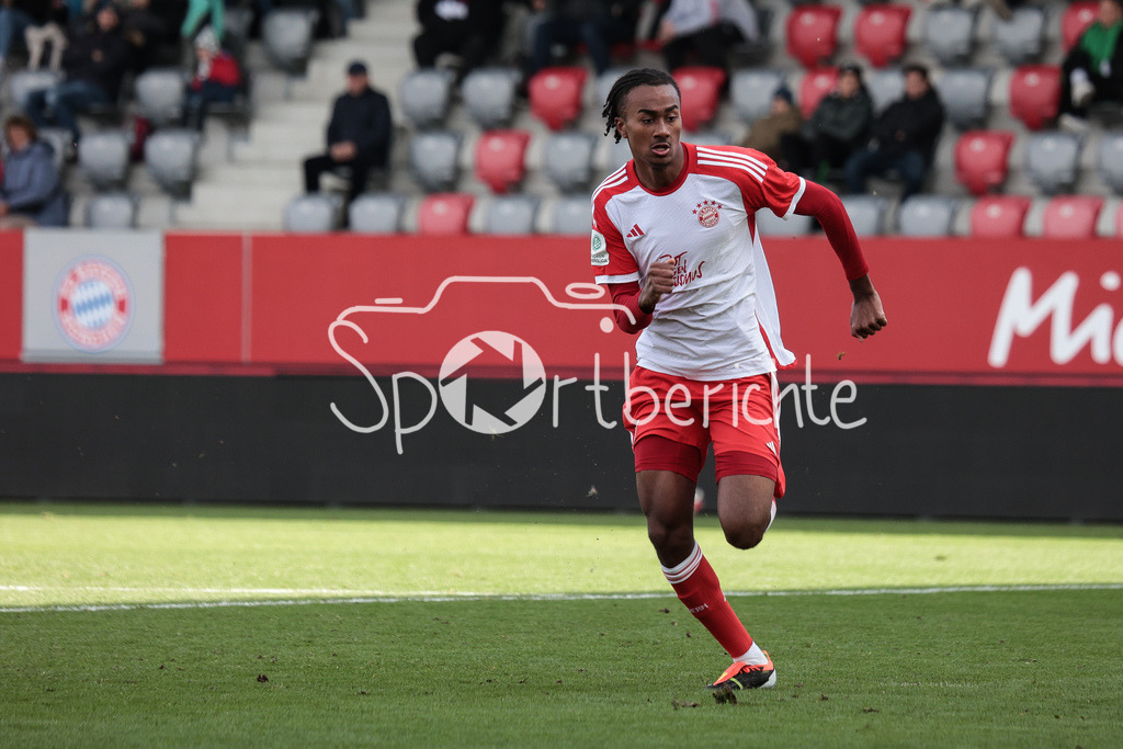 FC Bayern München U19 - TSG 1899 Hoffenheim U19 | Jonah KUSI-ASARE (FCB #9) in aktion / Freisteller / Einzelfoto