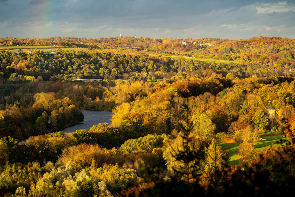 JT-201029 | Herbstlicher Wald entlang des Ruhrtal zwischen Essen-Kettwig und Essen-Werden, vom Oefter Wald aus gesehen, rechts Golfplatz Schloss Oefte, Essen, NRW, Deutschland - Realisiert mit Pictrs.com