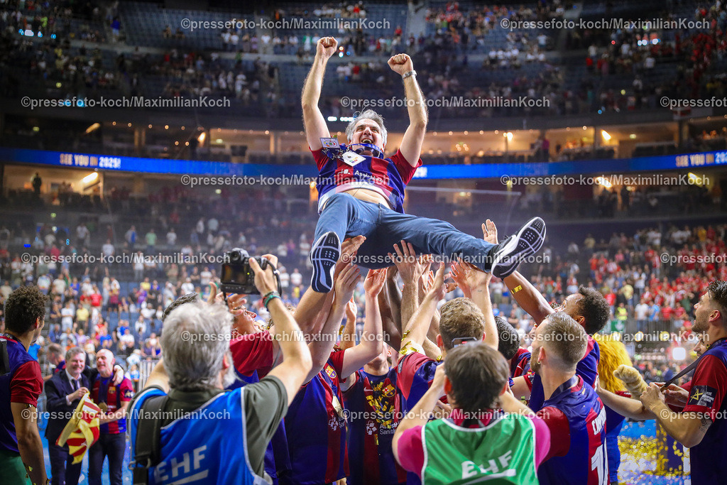 KoeEHF09062402069 | 09.06.2024, Köln, Handball, TruckScout24 EHF FINAL4, Machineseeker Champions League Men, Lanxess-Arena, Finale, Aalborg Handbold - FC Barcelona: Der FC Barcelona gewinnt mit 31:30. Siegerehrung Sieger Meister Meisterfeier Siegerehrungspodest Freude Jubel Jubelnd. Trainer Antonio Carlos Ortega (FC Barcelona) wird von der Mannschaft in die Luft geworfen
