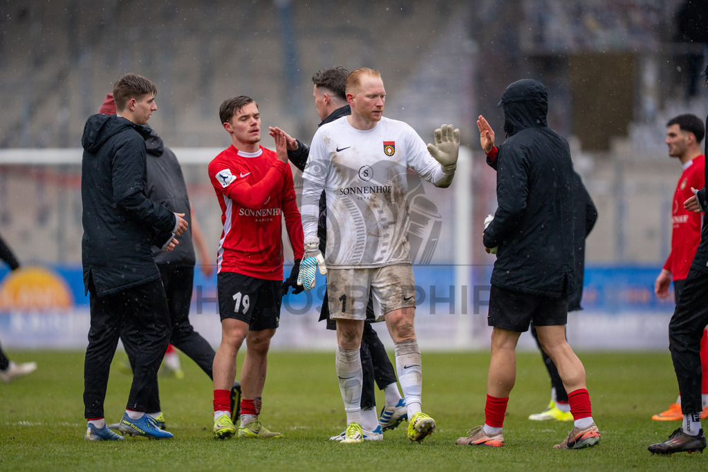 SG Sonnenhof Grossaspach vs. FC 08 Homburg, Fussball, Regionalliga Suedwest, 26. Spieltag, 28.03.2026 | Maximilian Reule (SG Sonnenhof Grossaspach, #01) nach der Niederlage,SG Sonnenhof Grossaspach vs. FC 08 Homburg, Fussball, Regionalliga Suedwest, 26. Spieltag, 28.03.2026