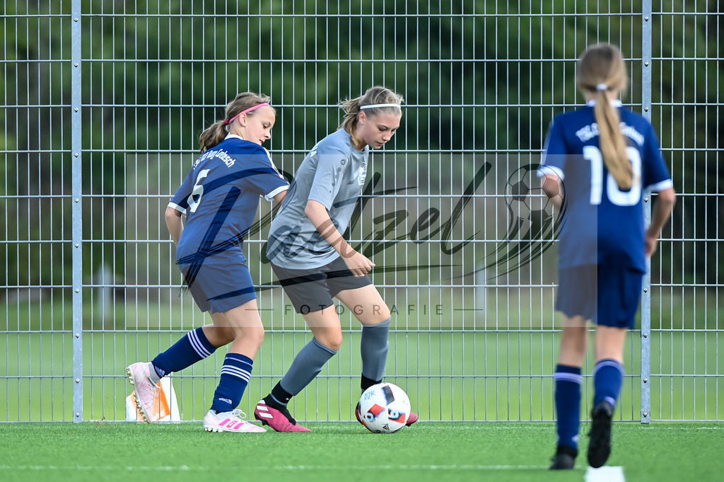 IBBGRE20200829_0033 | Fussball, C-Juniorinnen:   beim Testspiel zwischen DJK Arminia Ibbenbueren und TSG 07 Burg Gretesch im Sportzentrum Schierloh am 29.08.2020 in Ibbenbueren, Deutschland. - Realisiert mit Pictrs.com