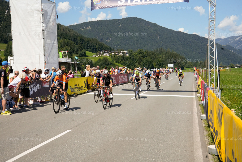 679_20230817_Bewerb_Maenner_Muehlanger | AUT - OESTERREICH, 2023-08-16: SPORT RENNRAD-FAHREN - 55. INTERNATIONALER RADWELTPOKAL IN ST. JOHANN IN TIROL  - Vintage-Radrennen mit WM-Bronze-Medaillen-Siegerin Christina Schweinberger, den Teilnehmer und Alexander Baumann (vom Orginastions-Team) - TAG 2 BEWERB MAENNER IN SECHS GRUPPEN  ; Foto: Roland Muehlanger
