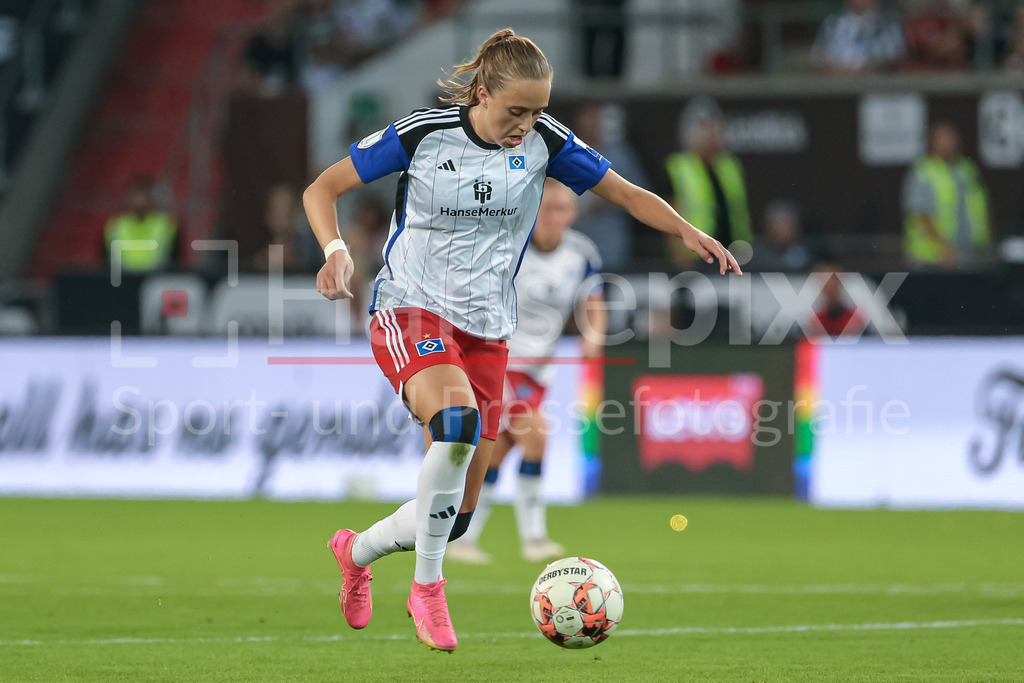 Fussball, DFB-Pokal Frauen, FC St. Pauli - Hamburger SV | v.li.: Victoria Schulz (Hamburger SV, 19) am Ball, Einzelbild, Ganzkörper, Aktion, Action, Spielszene, DIE DFB-RICHTLINIEN UNTERSAGEN JEGLICHE NUTZUNG VON FOTOS ALS SEQUENZBILDER UND/ODER VIDEOÄHNLICHE FOTOSTRECKEN. DFB REGULATIONS PROHIBIT ANY USE OF PHOTOGRAPHS AS IMAGE SEQUENCES AND/OR QUASI-VIDEO.