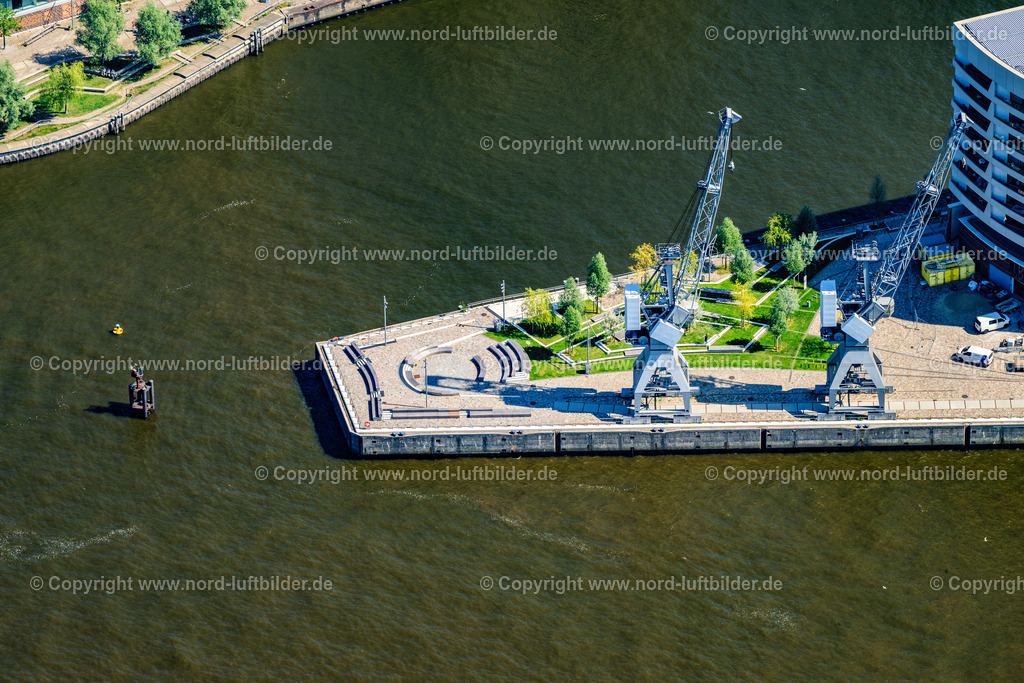 Hamburg_Strandhöft_Strandkai_Hafencity_ELS_6934200625 | HAMBURG 20.06.2025 Neugestaltung des Platz- Ensemble auf dem " Strandhöft " an der Hübenerstraße im Ortsteil HafenCity in Hamburg, Deutschland. Weiterführende Informationen bei: Miralles Tagliabue EMBT. // Ensemble space an place on " Strandhoeft " on street Huebenerstrasse in the district HafenCity in Hamburg, Germany. Further information at: Miralles Tagliabue EMBT. Foto: Martin Elsen