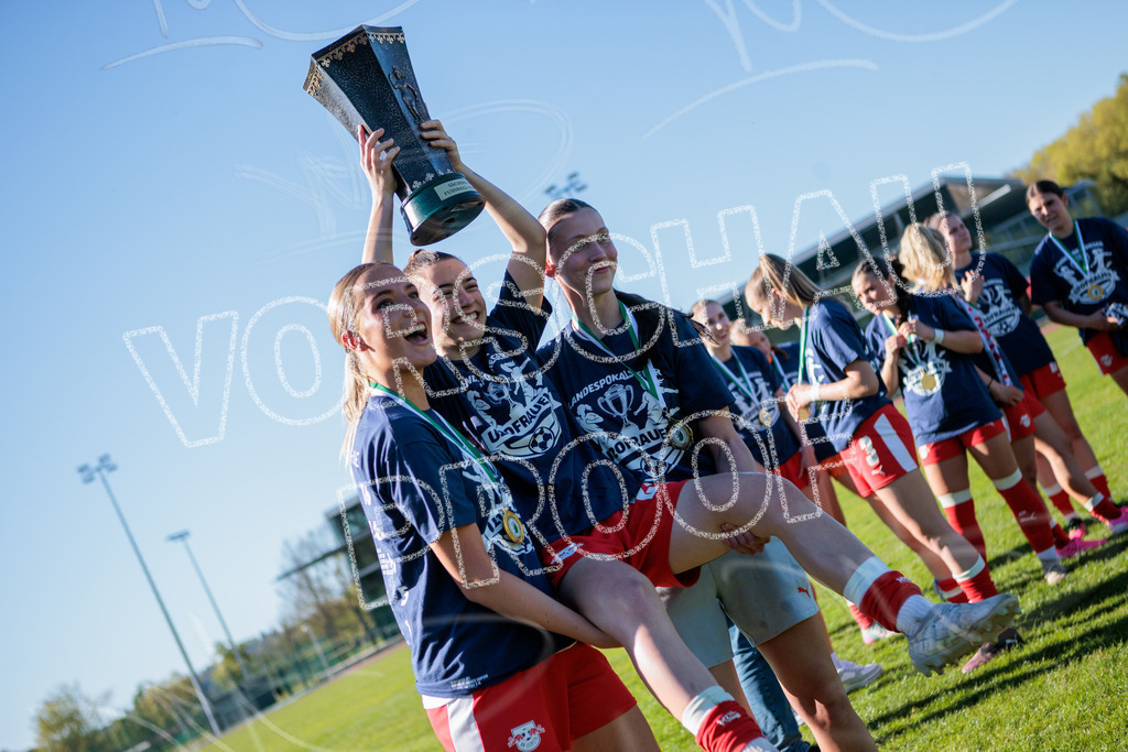 Gipfeltreffen der Frauen: Finale um den Sachsenlotto Landespokal 2026 | Am 1. Mai 2026 trafen im Endspiel des Sachsenlotto Landespokals die Frauen des Chemnitzer FC und die zweite Mannschaft von RasenBallsport Leipzig aufeinander. Vor stimmungsvoller Kulisse kämpften beide Teams ab 15:00 Uhr um die begehrte Trophäe des sächsischen Fußballs. Diese Galerie zeigt die Highlights, packende Zweikämpfe und die emotionalsten Momente des Finaltags. - Realisiert mit Pictrs.com