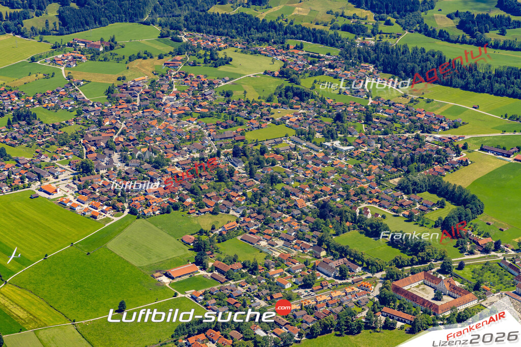 Das Luftbild der Stadt Benediktbeuern wurde 2022 vom Flugzeug heraus erstellt (keine Drohnen-Aufnahmen) Aufnahmehöhe ca.450 Meter- hohe Bildauflösung und Druck-Qualität. Garantiert!