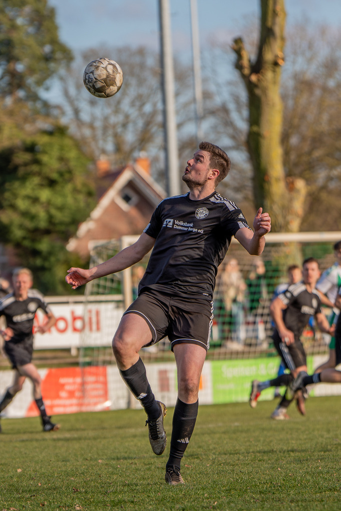 Fußball I Herren I Saison 2025-2026 I Bezirksliga Weser-Ems 4 I 21. Spieltag I TuS Lutten - SW Osterfeine I 4212 | jns.sportfotos - Realisiert mit Pictrs.com