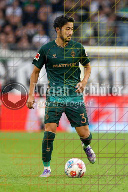 Borussia Mönchengladbach vs SV Werder Bremen - Bundesliga  | Mönchengladbach, Deutschland, 14.09.25:   Yukinari Sugawara (SV Werder Bremen) in Aktion am Ball, Einzelaktion waehrend des Spiels der Bundesliga zwischen Borussia Mönchengladbach vs SV Werder Bremen im Stadion im Borussia Park(Foto von Brauer-Fotoagentur / Adrian Schlueter)