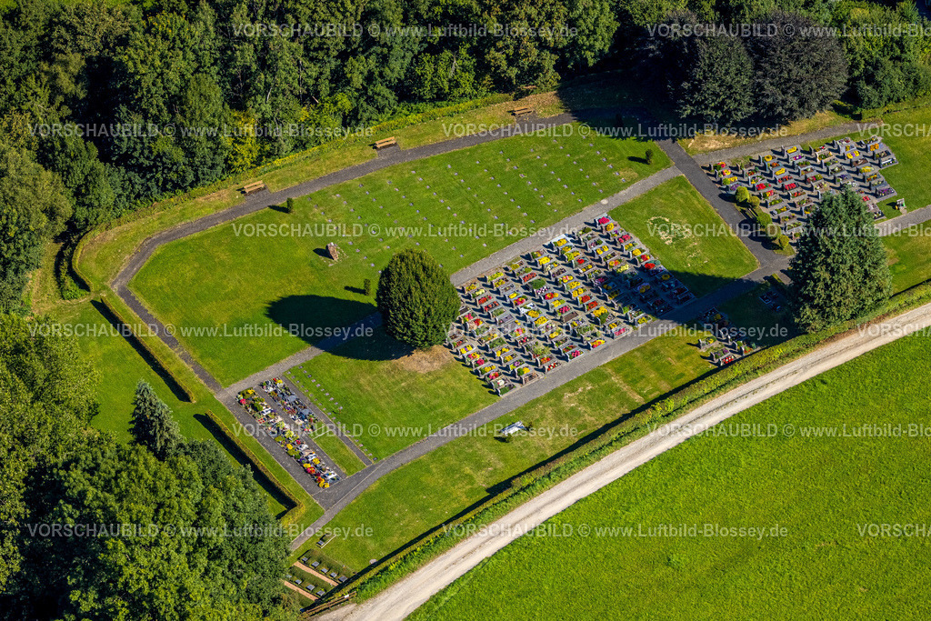 Lennestadt250811681 | Luftbild, Friedhof Langenei mit farbigem Blumen-Gräberfeld, Formen und Farben, Langenei, Lennestadt, Sauerland, Nordrhein-Westfalen, Deutschland