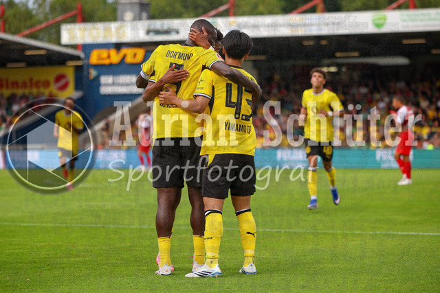 18.07.2026, GER, Fussball, Herren, Vorbereitungsspiel, Saison 2026/2027, Rot-Weiß Oberhausen - Borussia Dortmund | Serhou Guirassy (BVB) Torjubel, jubelt mit ihrer Mannschaft nach dem Treffer zum 1:2