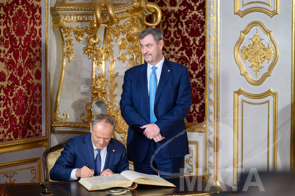 _DWI5219 | Politiker Donald Tusk (Civic Coalition), Ministerpräsident der Republik Polen, unterzeichnet das Gästebuch in der Münchner Residenz vor der Verleihung des Ewald-von-Kleist-Preis. Der diesjährige Ewald-von-Kleist-Preis wird am Rande der Münchner Sicherheitskonferenz 2026 an das ukrainische Volk vergeben. München, 14.02.2026 Bayern Deutschland - Realized with Pictrs.com