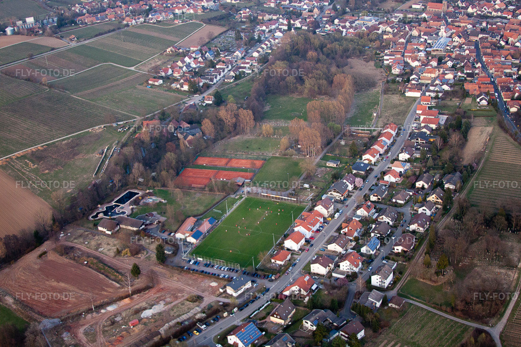 Luftbild: Sportplätze im Ortsteil Ingenheim in Billigheim-Ingenheim im Bundesland Rheinland-Pfalz in Deutschland. Foto: IMG_49189.jpg vom 24.03.2012 durch Werner Riehm/FLY-FOTO.de