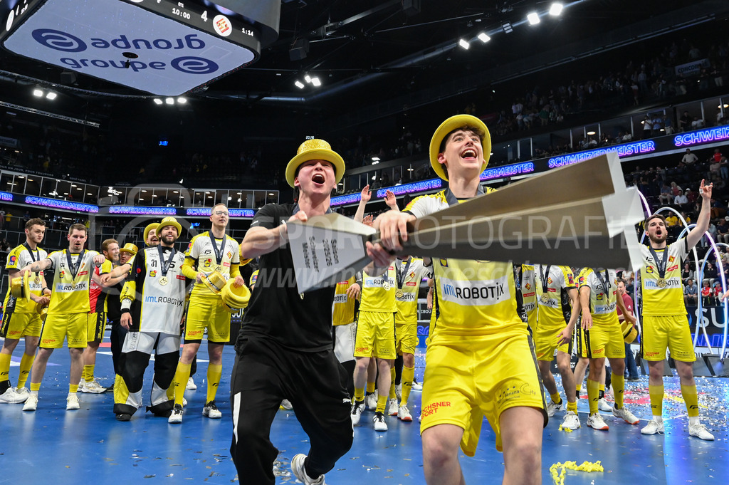 Zug United - HC Rychenberg - 25. April 2026 | Loic Ammann und Kimmo Reich (#66 HC Rychenberg Winterthur) mit Pokal am L-UPL Superfinal-Spiel zwischen Zug United und HC Rychenberg am 25. April 2026 in der BCF Arena, Fribourg, Schweiz.Bild: Sportfotografie Markus Aeschimann | www.markus-aeschimann.ch - Realized with Pictrs.com