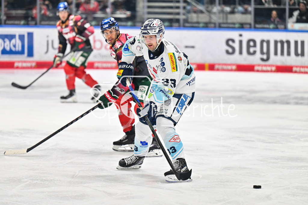 Augsburger Panther - Dresdner Eislöwen | AUGSBURG, DEUTSCHLAND - 06. MÄRZ: am Puck David SUVANTO (Eislöwen Dresden 33) während dem Match zwischen den Augsburger Panthern und den Dresdner Eislöwen am 49. Spieltag der Penny DEL im Curt Frenzel Stadion