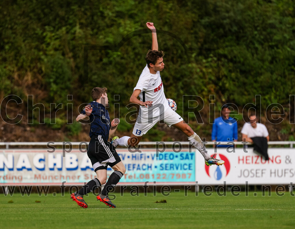 2023-07-28_023_FC_Eitting_gegen_FC_Moosburg | Eitting, Deutschland, 28.07.2023:
Fußball, Kreisliga 2023 / 2024, 1. Spieltag, FC Eitting gegen FC Moosburg, Endergebnis: 1:1

Vitus Hilz (FC Moosburg, #10), Maximilian Gröppmair (FC Eitting, #13)

Foto: Christian Riedel / fotografie-riedel.net