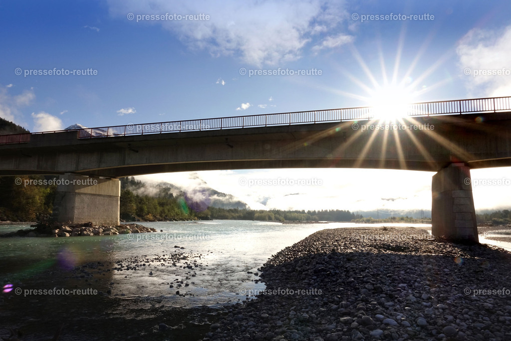 welltvi-Johannesbruecke-lechfluss-bei-Weissenbach-09052019-DSD00873 | Info aus dem Bezirk Reutte/Ausserfern Tirol sowie eine umfangreiche Bilddatenbank über die gesamte Region: Lechtal, Talkessel Reutte, Tannheimertal, Zwischentoren. Lech, Plansee, Zugspitze, Grenztunnel, B179, Fernpassstraße, Verkehr, Lawinen, Tradition, - Realisiert mit Pictrs.com