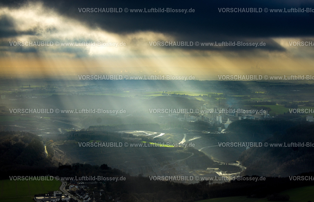 Velbert251201112 | , Luftbild, dunkle Wolken und dramatisches Wetter mit Sonnenstrahlen im Gegenlicht über der Landschaft am Kalksteinbruch Rützkausen, Halde Grube Josephine, Velbert, Bergisches Land, Nordrhein-Westfalen, Deutschland