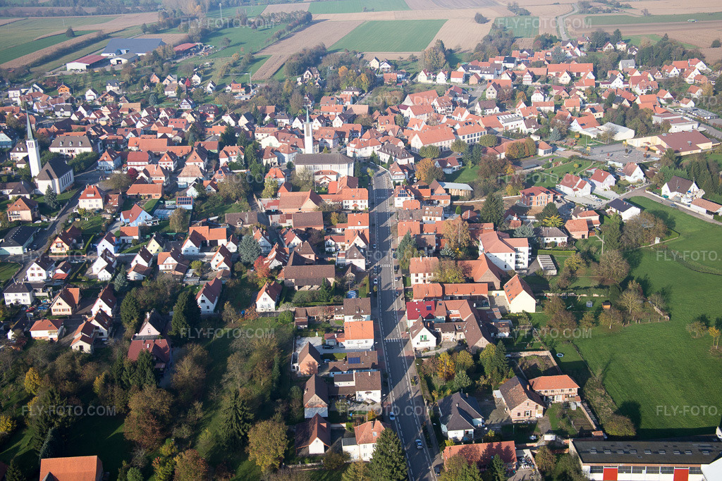 Aerial view: Village view in Hatten in the state Bas-Rhin, France. – Photo: IMG_075632.jpg taken on 11/01/2014 by Werner Riehm/FLY-FOTO.com – Resolution of the original: 5472 x 3648 px