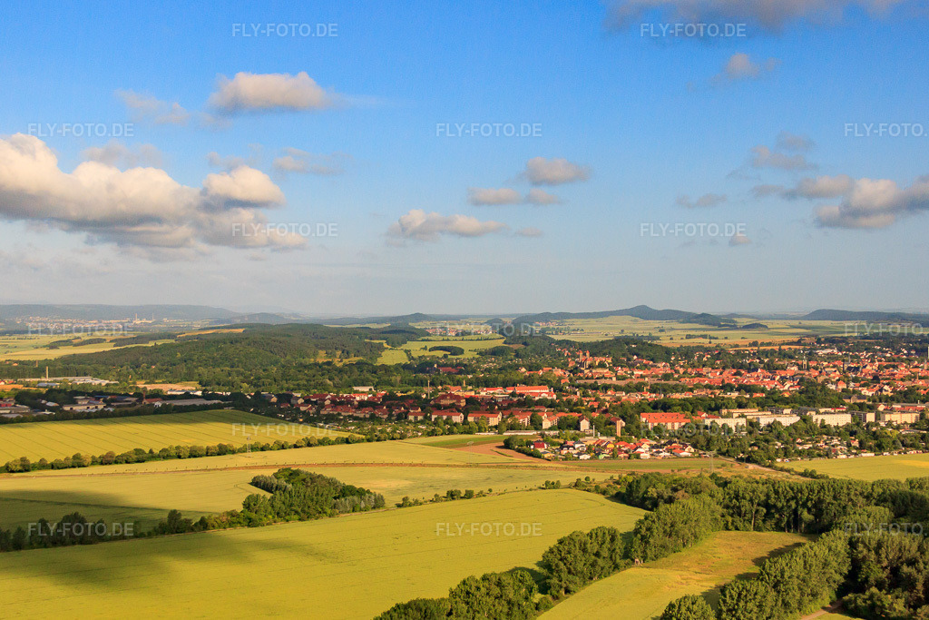 Luftbild: Ortsansicht von Südwesten in Quedlinburg im Bundesland Sachsen-Anhalt in Deutschland. Foto: IMG_58441.jpg vom 30.06.2013 durch Werner Riehm/FLY-FOTO.deAuflösung des Originals: 4085 x 2723 px