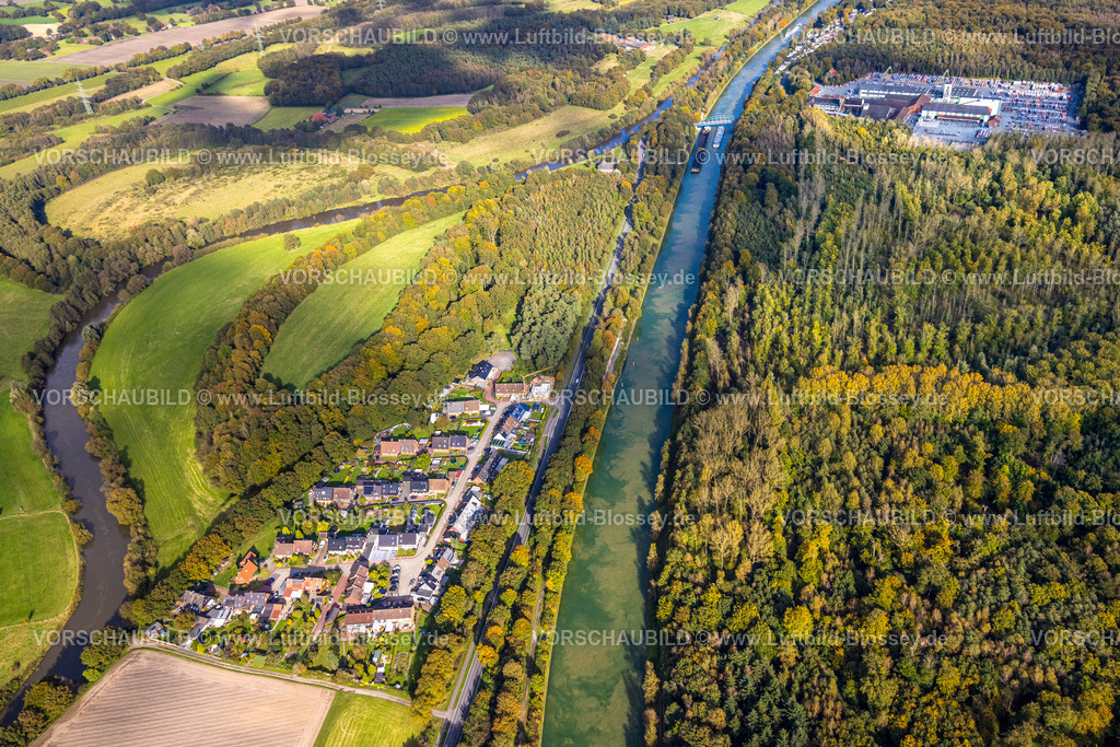 Huenxe241009627 | Luftbild, Wesel-Datteln-Kanal und Fluss Lippe mit Stegerfeld Wohnsiedlung, Dachziegelwerke Nelskamp GmbH - Werk Gartrop im Wald und hinten der Campingplatz Lippetal, Kanalbrücke Gahlener Straße und Binnenschifffahrt, Gartrop, Hünxe, Niederrhein, Nordrhein-Westfalen, Deutschland