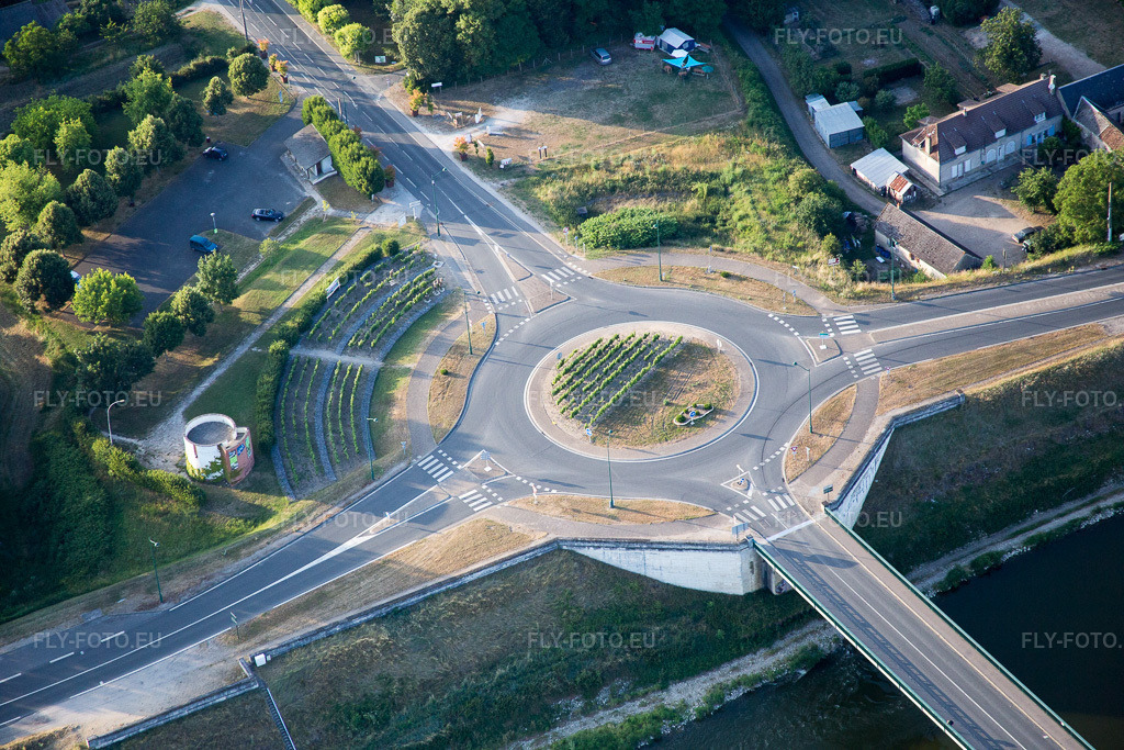 Vue aérienne: Vue de la ville à Chaumont-sur-Loire dans le département Loir et Cher, France. Photo: IMG_082453.jpg prise le 20/06/2015 par Werner Riehm/FLY-FOTO.euRésolution de l'original: 5472 x 3648 px