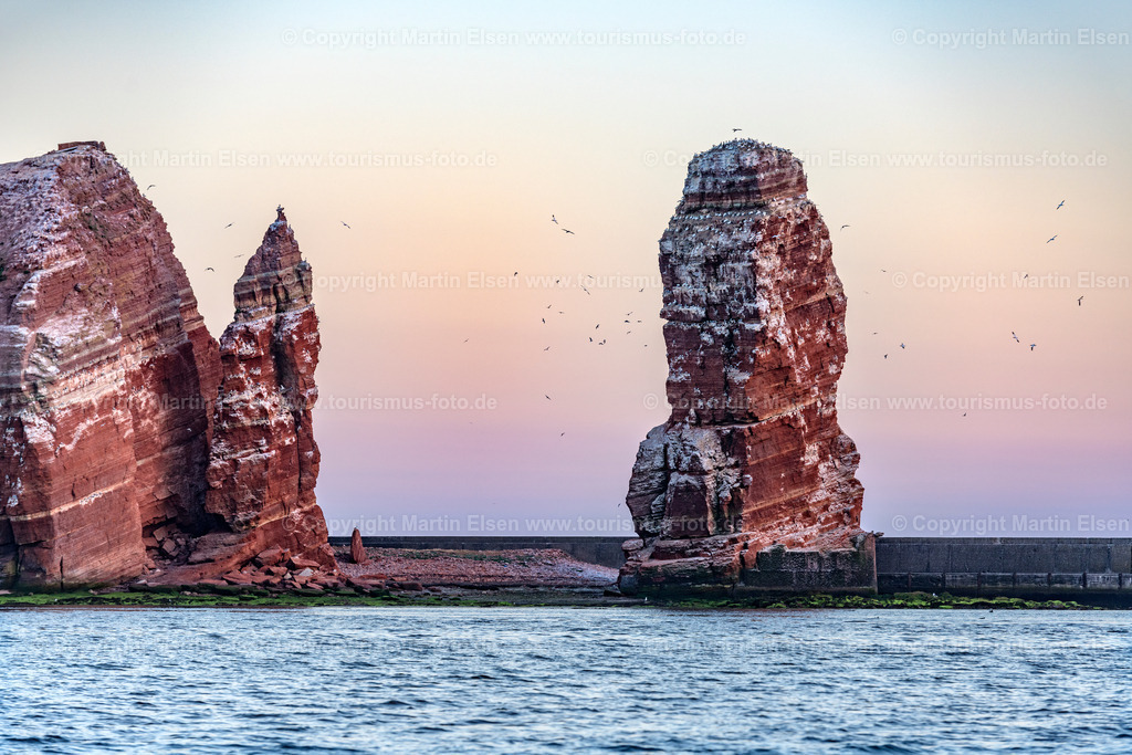 Helgoland Lange Anna_ELS_8305030818 | Helgoland - Aufnahmedatum: 03.08.2018, Aufnahmehöhe:  m, Koordinaten:  - , Bildgröße: 8256 x  5504 Pixel - Copyright 2018 by Martin Elsen, Kontakt: Tel.: +49 157 74581206, E-Mail: info@schoenes-foto.deSchlagwörter:Schleswig-Holstein,Landkreis Pinneberg,Düne,Hochseeinsel,Börteboote,Meer,Küste,Halunder,Oberland,Unterland,Strand,Seehunde,Robben,Lange Anna,Felsen,Roter Felsen,Luftbild,Luftbilder,Bastölpel - Realisiert mit Pictrs.com