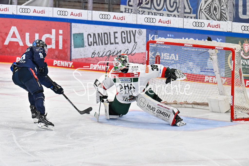 ERC Ingolstadt - Augsburger Panther | in dieser Szene vergibt Wojciech STACHOWIKA (ERC Ingolstadt #19) einen Alleingang gegen Strauss MANN (Augsburger Panther #38) / DEL: ERC Ingolstadt - Augsburger Panther, Saturn Arena am 03.11.2024