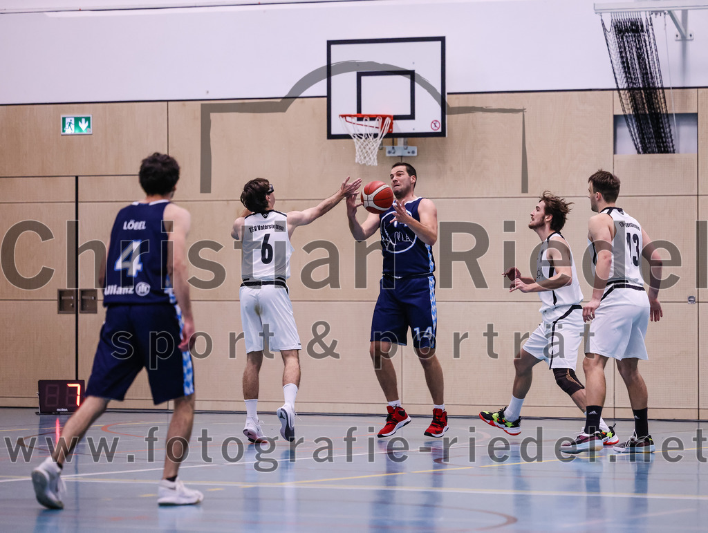 2022-04-03_021_TSV_Vaterstetten_gegen_SV_Weissblau-Allianz_Muenchen | Vaterstetten, Deutschland, 03.04.2022:
Basketball, Bezirksoberliga Herren 2021 / 2022, 14. Spieltag, TSV Vaterstetten gegen SV Weißblau-Allianz München, Endergebnis: 86:54

Rico Loebel (SV Weißblau-Allianz München, #4), Maximilian Rothe (TSV Vaterstetten, #6), Christian Metzner (SV Weißblau-Allianz München, #14), Finn Liebig (TSV Vaterstetten, #11), Konstantin Huber (TSV Vaterstetten, #13)

Foto: Christian Riedel / fotografie-riedel.net