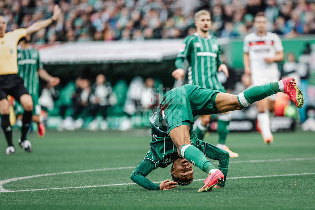 Fußball | Männer | Saison 2025/2026 | 1. Fußball-Bundesliga | 6. Spieltag | SV Werder Bremen vs. FC St. Pauli | 04.10.2025 | Justin Njinmah (#11, SV Werder Bremen) überschlägt sich
