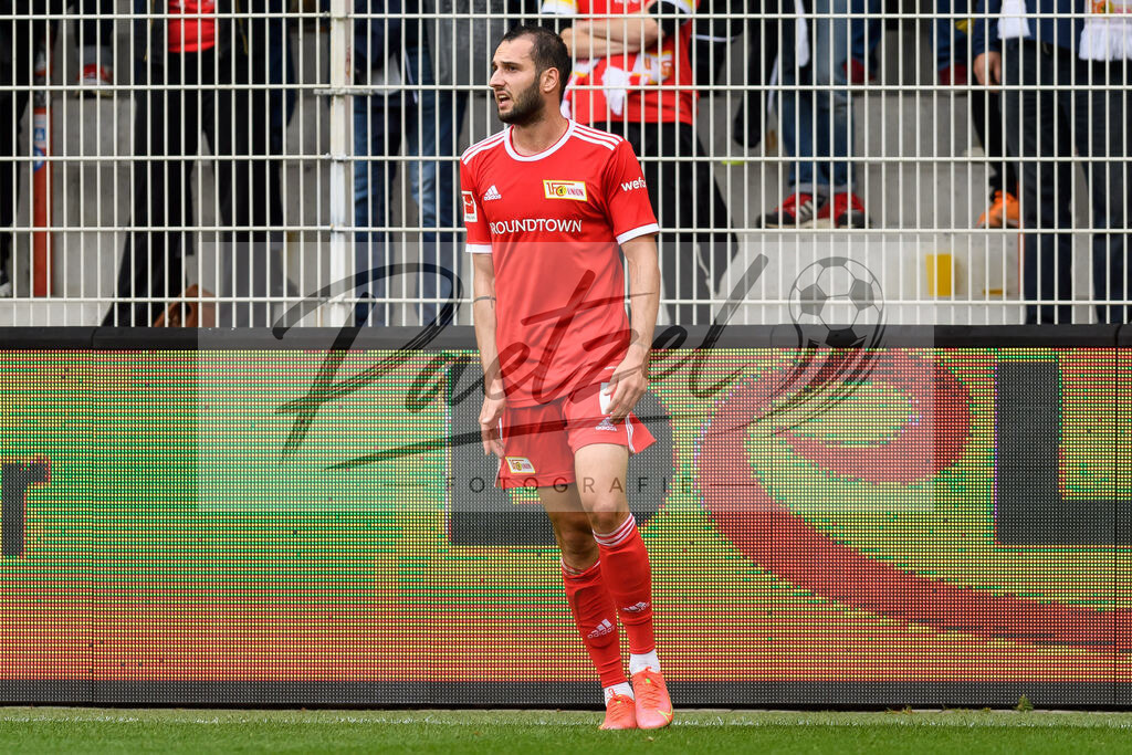 FCUBMG20210829_163 | Fussball, Herren: Levin Oeztunali (1.FC Union Berlin) schaut beim Spiel der 1. Bundesliga zwischen 1. FC Union Berlin und Borussia Moenchengladbach im Stadion An der Alten Foersterei am 29.08.2021 in Berlin, Deutschland. - Realisiert mit Pictrs.com
