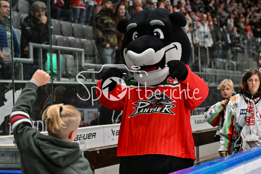 Augsburger Panther - Kölner Haie | die Augsburger Panther feiern zusammen mit den Fans den Heimsieg gegen die Kolner Haie / Datschi / DEL: Augsburger Panther - Kölner Haie, Curt Frenzel Stadion am 29.09.2024