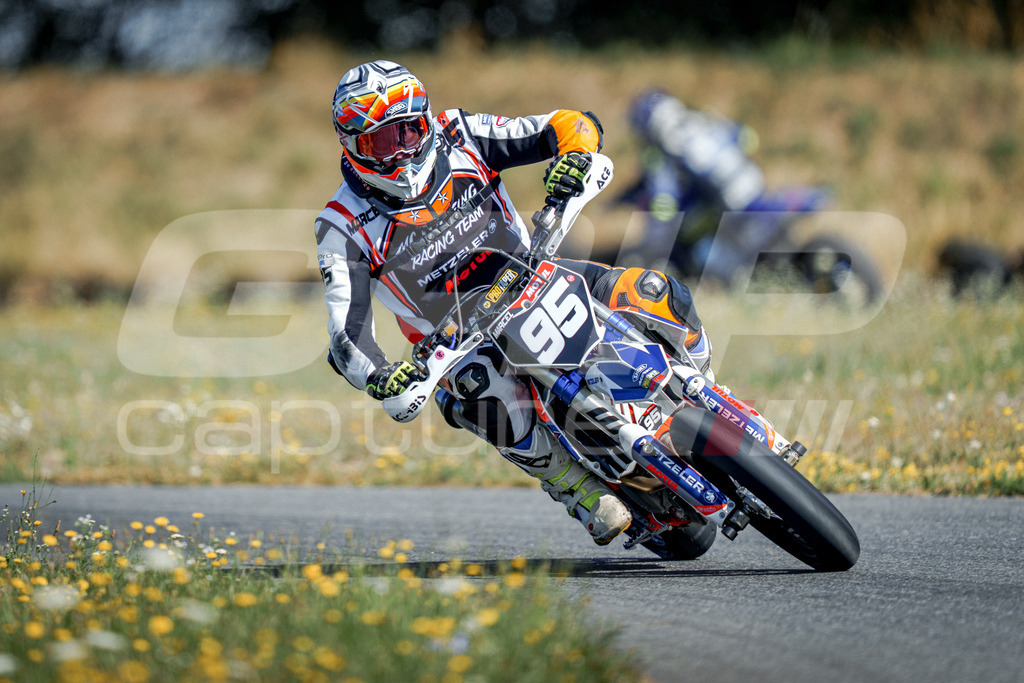 SuperMoto_Staatsmeisterschaft_Fuglau-204 | GRIPcapture steht für authentische Sportfotografie in Österreich – für Momente, die mehr sind als Geschwindigkeit oder Ergebnis. Es geht um Emotion, Spannung, Fokus und den Augenblick, der oft nur einen Wimpernschlag dauert.Ob Motorsport, Teamsport oder 