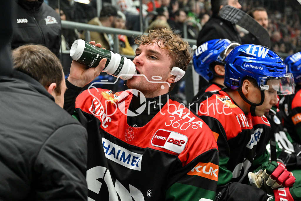 Augsburger Panther - ERC Ingolstadt | der getroffene Justin VOLEK (Augsburger Panther #9) wird auf der Bank behandelt / DEL: Augsburger Panther - ERC Ingolstadt, Curt Frenzel Stadion am 26.01.2025