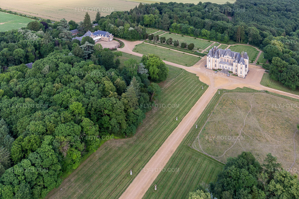 Aerial view: Le Domaine de La Pierre in Coudrecieux in the state Sarthe, France.Photo: IMG_132415.jpg taken on 06/14/2022 by Werner Riehm/FLY-FOTO.comResolution of the original: 4673 x 3115 pxDomaine de la Pierre