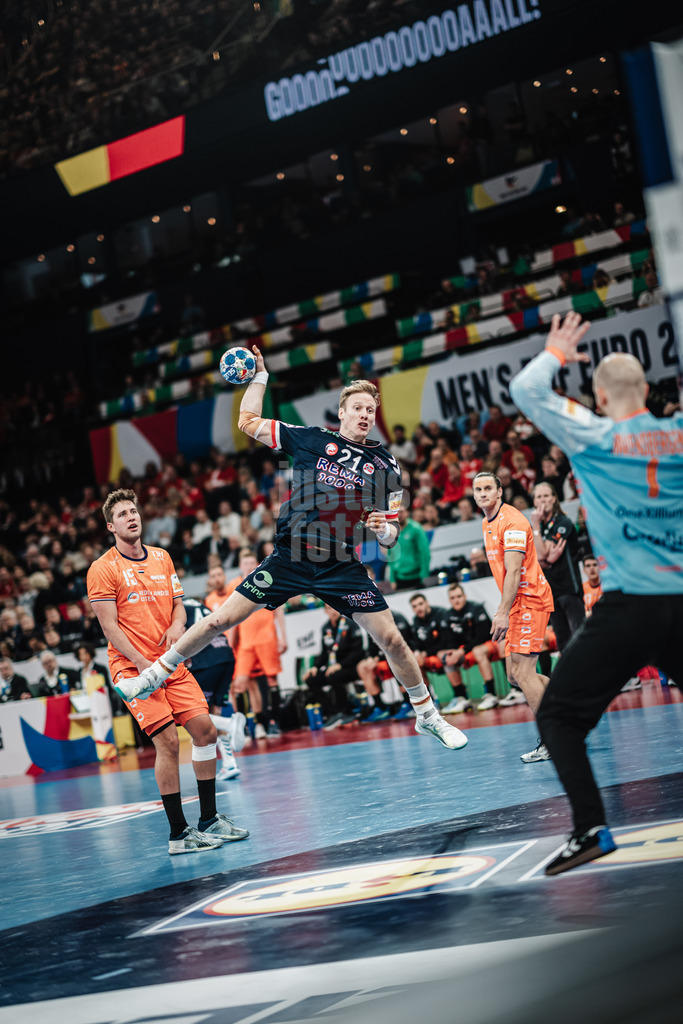 Handball | Herren | EHF EURO 2024 | European Championshop Men 2024 Final Tournament | Norwegen vs. Niederlande | 19.01.2024 | Magnus Gullerud (#21, Norwegen, NOR) mit einem Kempa Trick aufs Tor