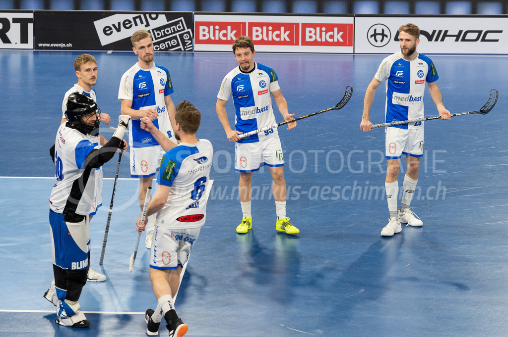 SV Wiler-Ersigen vs GC Unihockey - 23. April 2022 | SV Wiler-Ersigen vs GC Unihockey
Stimo Arena, Kloten
Starting Six mit #30 Torhüter Pascal Meier (GC Unihockey), #10 Moritz Wenk (GC Unihockey), #8 Moritz Mock (GC Unihockey), #6 Claudio Laely (GC Unihockey), #95 Joel Rüegger (GC Unihockey) und #29 Florian Wenk (GC Unihockey).
Bild: Sportfotografie Markus Aeschimann | www.markus-aeschimann.ch - Realisiert mit Pictrs.com