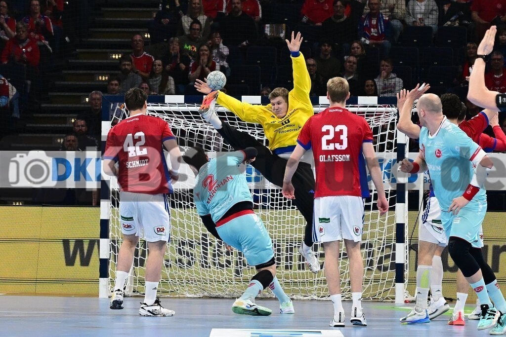 KBS Picture_HSVH-Melsungen_008 | v.l. Schmidt Jan (HSV Hamburg) , Marchan Ruben (MT Melsungen) , Haug Robin (HSV Hamburg) haelt den Ball , Olafsson Einar (HSV Hamburg) ,Sportarena :  Barclays Arena Hamburg, - Realisiert mit Pictrs.com