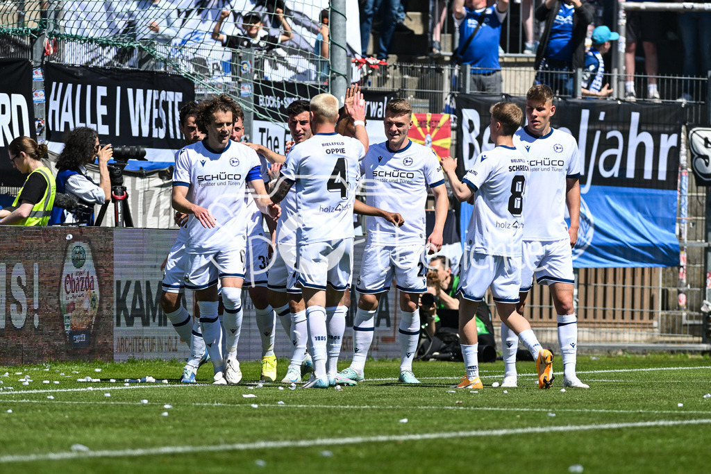 SpVgg Unterhaching - Arminia Bielefeld | Jubel der Gaeste nach dem Treffer zum 0-2 durch Marius WOERL (Arminia Bielefeld 38) / Tor / Torschuetze / Freude / Happy / 3. Liga: SpVgg Unterhaching - Arminia Bielefeld, Uhlsport Park am 11.05.2025
