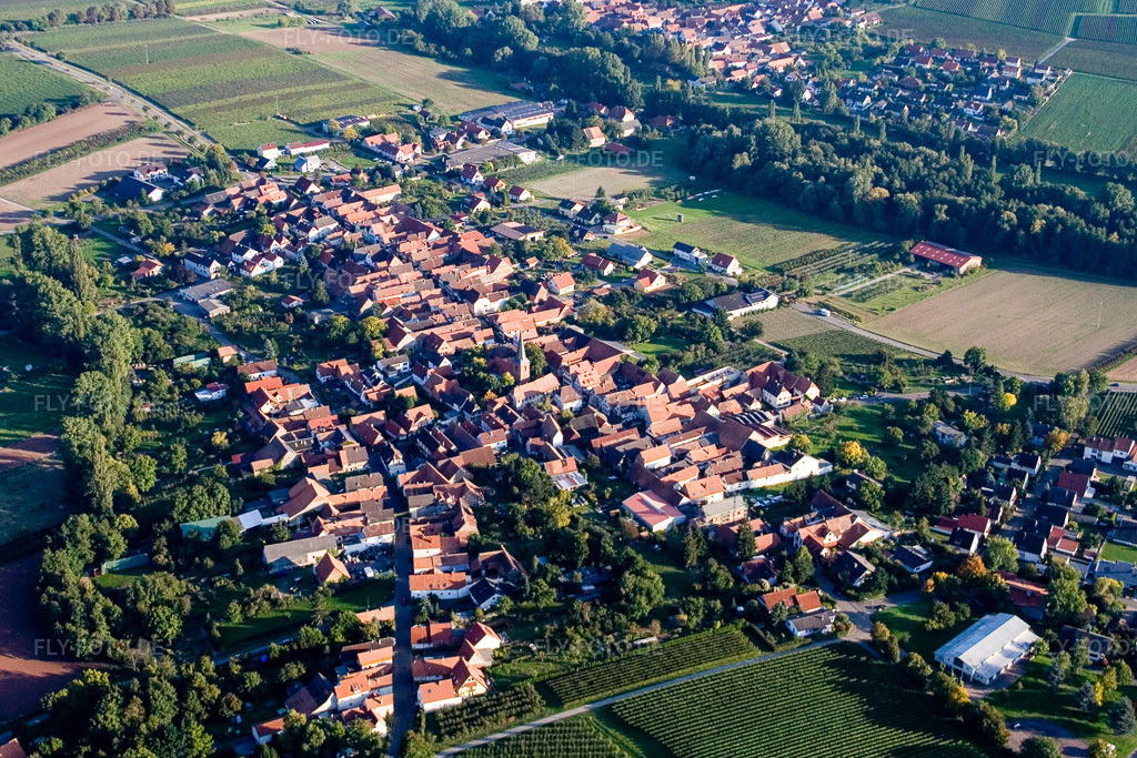 Luftbild: Ortsansicht von Nordwesten im Ortsteil Heuchelheim in Heuchelheim-Klingen im Bundesland Rheinland-Pfalz in Deutschland. Foto: IMG_13716.jpg vom 28.09.2008 durch Werner Riehm/FLY-FOTO.de