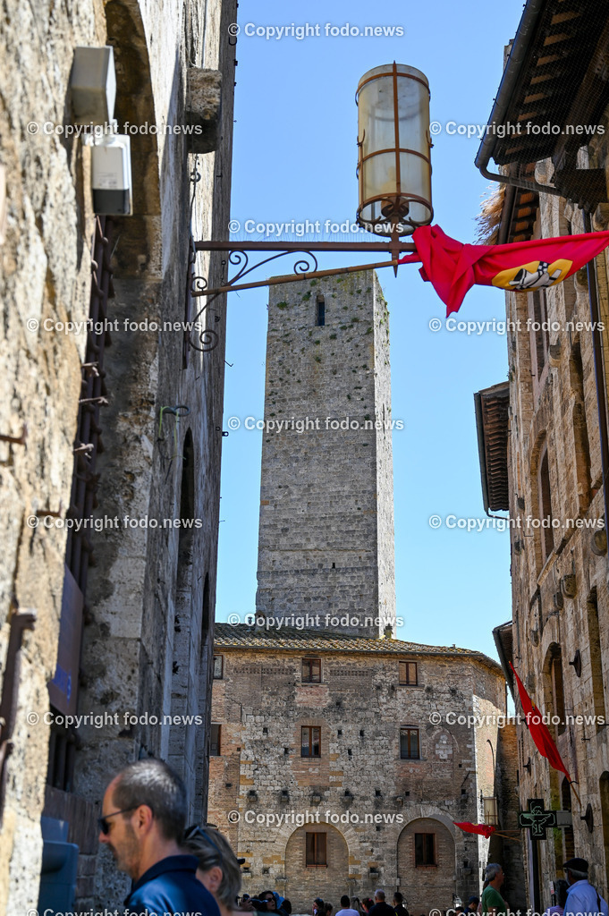 Italien_ Toskana_ San Gimignano_ 31.05.2024-128 | 31.05.2024, Italien, ITA, Toskana, San Gimignano im Bild Stadtansichten Gebäude, Architektur, Touristen, Historisch, Souvenir, Ansichten der berühmten Stadt San Gimignano in der Toskana-Italien - View of the famous town San Gimignano in Tuscany-ItalySan Gimignano ist eine italienische Kleinstadt in der Toskana mit einem mittelalterlichen Stadtkern. San Gimignano wird auch die Stadt der Türme genannt. Die Stadt liegt in der Provinz Siena. Sie gehört neben Florenz, Siena und Pisa zu den von Touristen meist besuchten Zielen in der Toskana.