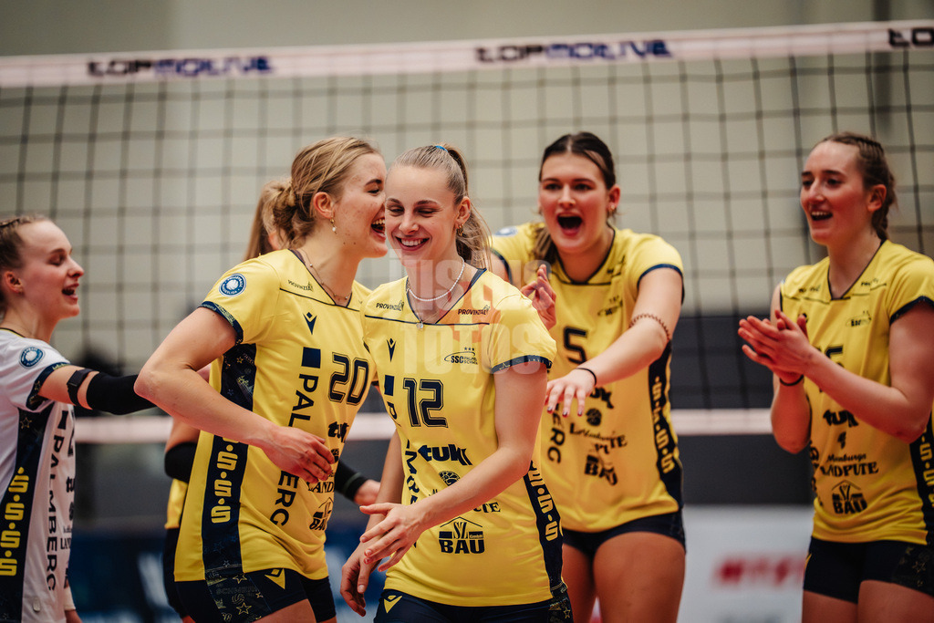 Volleyball | Frauen | Saison 2025/2026 | Volleyball Bundesliga | ETV Hamburger Volksbank Volleys vs. SSC Palmberg Schwerin | 17.01.2026 | Hannah Kohn (#12, SSC Palmberg Schwerin) wird nach einem Aufschlag Ass gefeiert