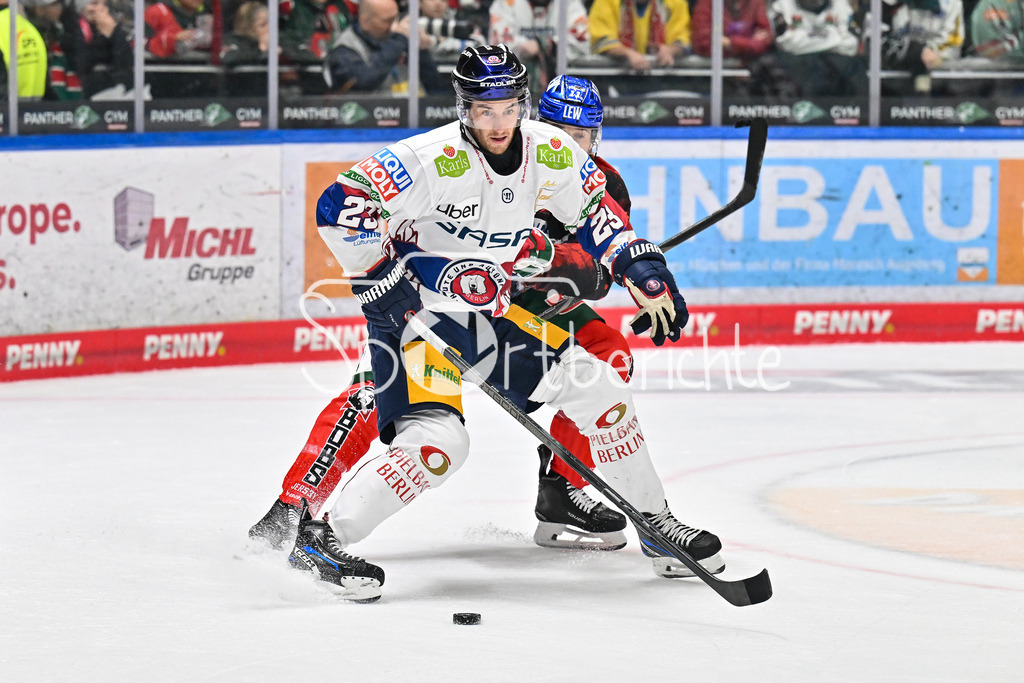 Augsburger Panther - Eisbären Berlin | im Duell Blaine BYRON (Eisbaeren Berlin #23) und Mick KOEHLER (Augsburger Panther #11) / Zweikampf / DEL: Augsburger Panther - Eisbaeren Berlin, Curt Frenzel Stadion am 31.10.2024