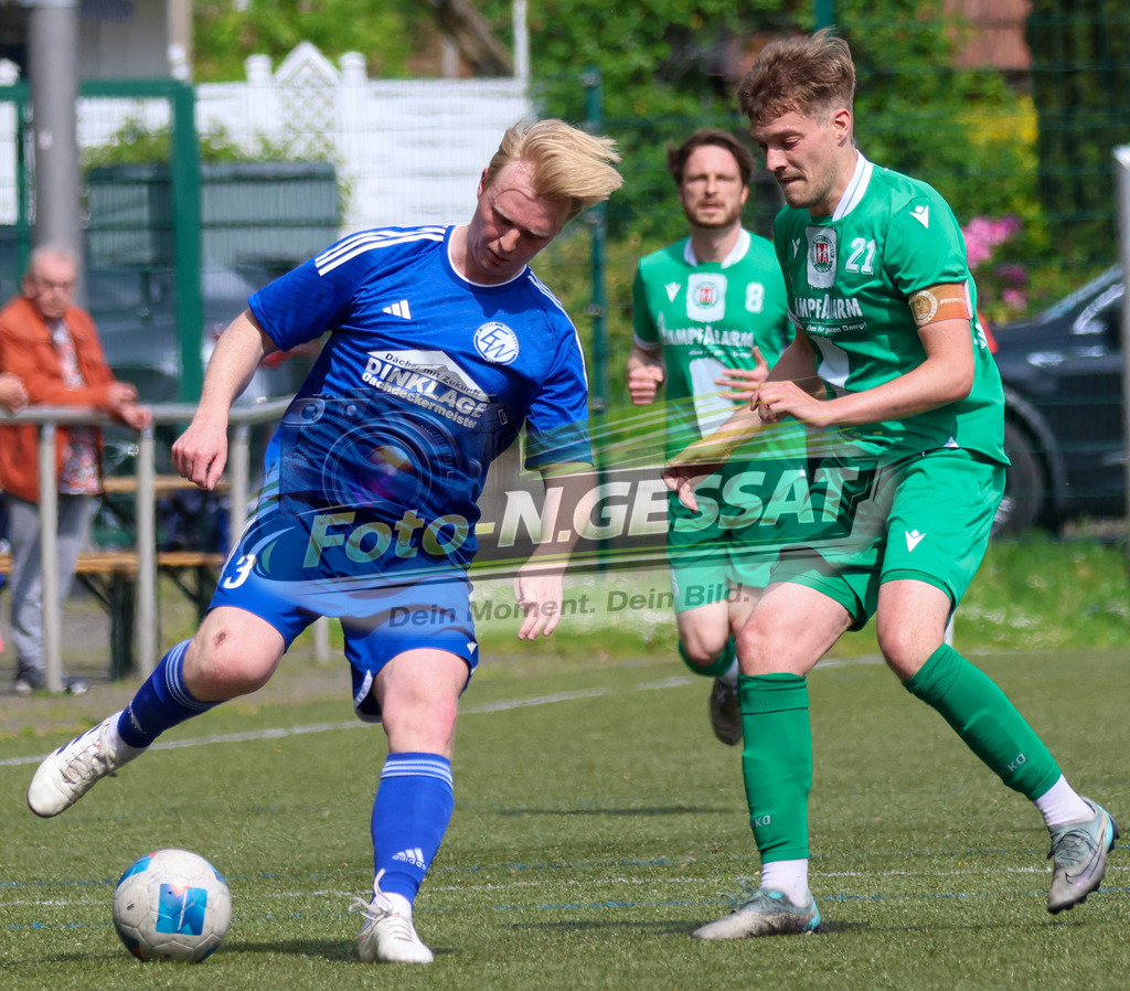 Bünder SV - SV Enger-Westerenger, | Auf dem Bild zu sehen: grün Bünder SV: Timo Westerbeck ; blau SV Enger-Westerenger: Philipp Gerdener Bünder SV, SV Enger-Westerenger, Saison 25/26, Kreisliga A, Bünde, Deutschland - Realisiert mit Pictrs.com