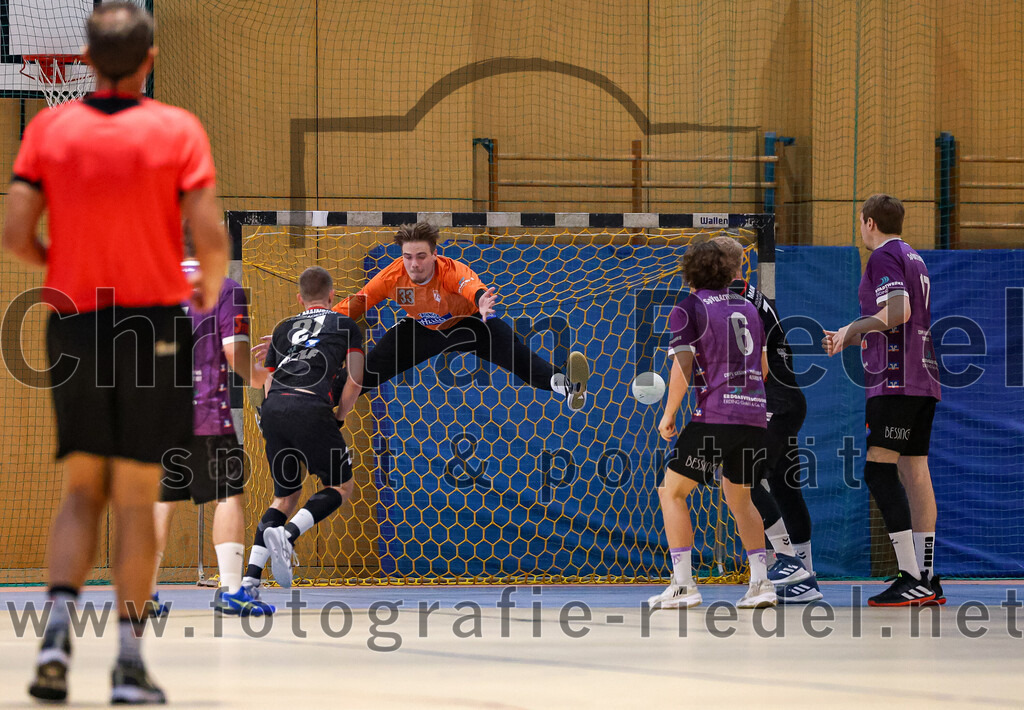 2024-09-21_063_SpVgg_Altenerding_gegen_TSV_1861_Mainburg | Erding, Deutschland, 21.09.2024:Handball, Bezirksoberliga Männer 2024 / 2025, 1. Spieltag, SpVgg Altenerding gegen TSV 1861 Mainburg, Endergebnis: 36:20Michael Fischbäck (TSV 1861 Mainburg, #21), Torwart Jannik Fleps (SpVgg Altenerding, #33), Jabob Köhler (SpVgg Altenerding, #6), Niklas Fleps (SpVgg Altenerding, #17)Foto: Christian Riedel / fotografie-riedel.net
